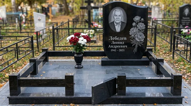 Памятник с гравировкой пионов — выполненная работа «Лебедев» в Саратове