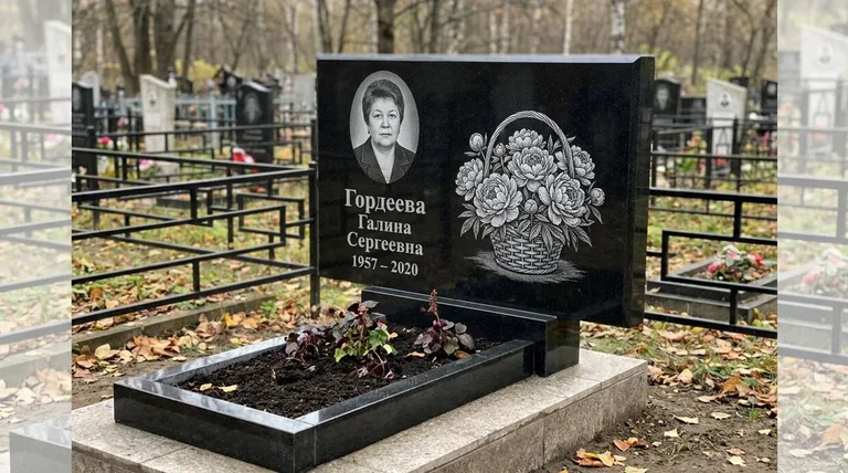 Памятник с гравировкой пионов — выполненная работа «Гордеева» в Саратове