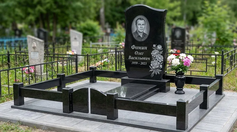 Памятник с гравировкой пионов — выполненная работа «Фомин» в Саратове