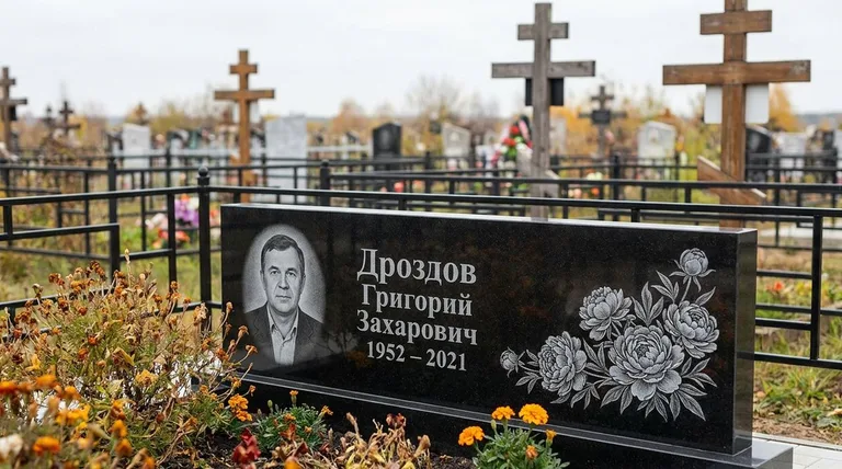 Памятник с гравировкой пионов — выполненная работа «Дроздов» в Саратове