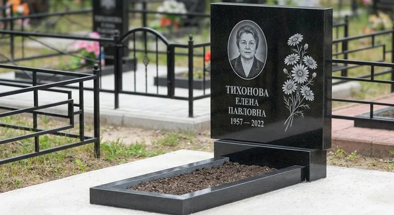 Памятник с гравировкой ромашек — выполненная работа «Тихонова» в Саратове