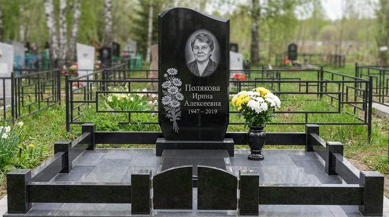 Памятник с гравировкой ромашек — выполненная работа «Полякова» в Саратове