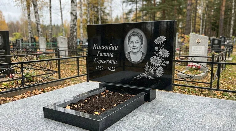 Памятник с гравировкой ромашек — выполненная работа «Киселёва» в Саратове