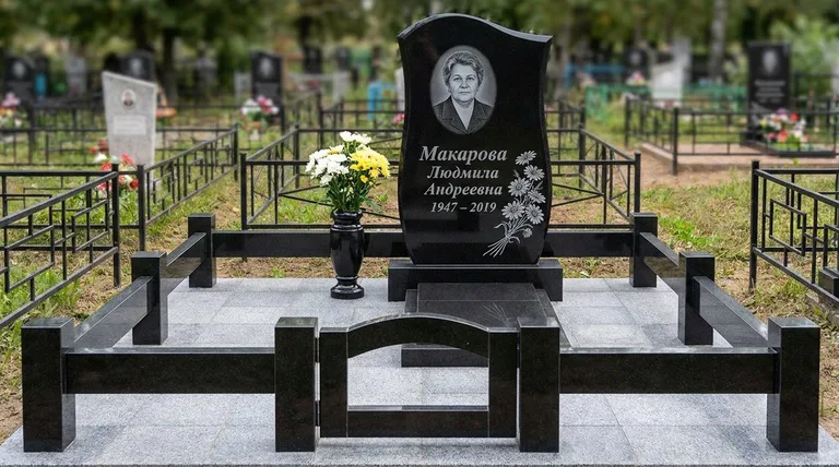 Памятник с гравировкой ромашек — выполненная работа «Макарова» в Саратове