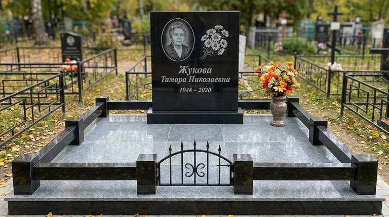 Памятник с гравировкой ромашек — выполненная работа «Жукова» в Саратове