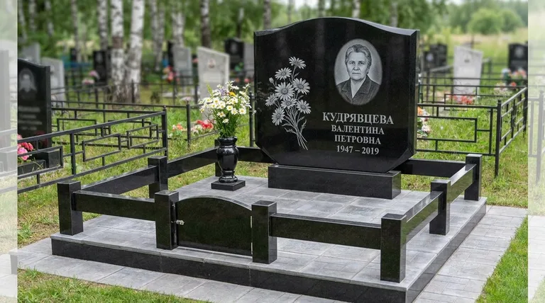 Памятник с гравировкой ромашек — выполненная работа «Кудрявцева» в Саратове