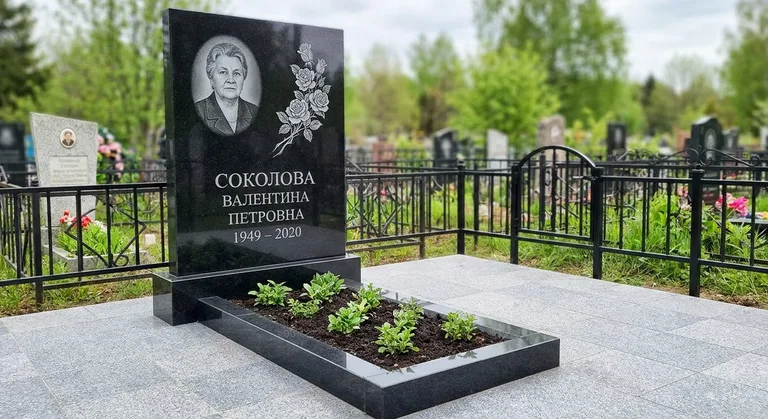 Памятник с гравировкой роз — выполненная работа «Соколова» в Саратове