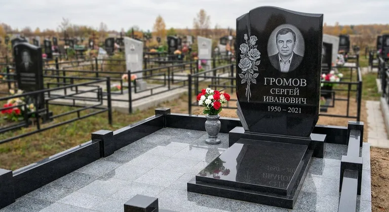 Памятник с гравировкой роз — выполненная работа «Громов» в Саратове