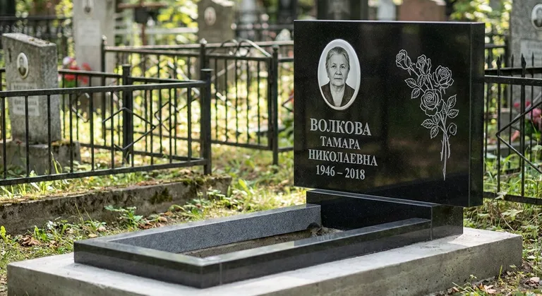 Памятник с гравировкой роз — выполненная работа «Волкова» в Саратове