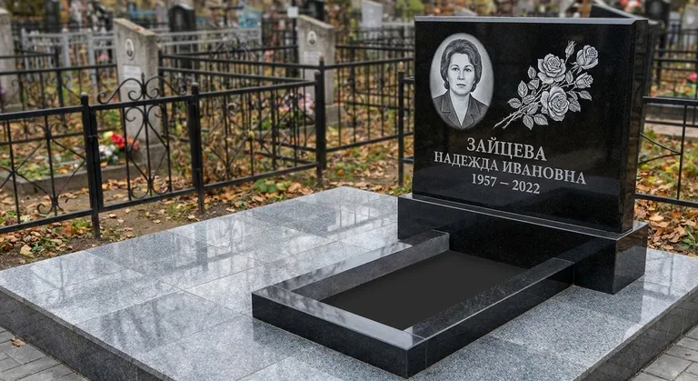 Памятник с гравировкой роз — выполненная работа «Зайцева» в Саратове
