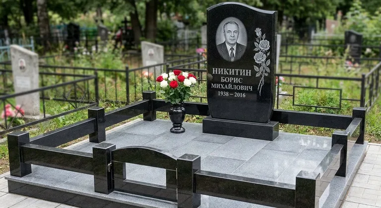 Памятник с гравировкой роз — выполненная работа «Никитин» в Саратове