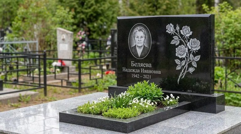 Памятник с гравировкой роз — выполненная работа «Беляева» в Саратове