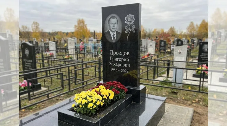 Памятник с гравировкой роз — выполненная работа «Дроздов» в Саратове