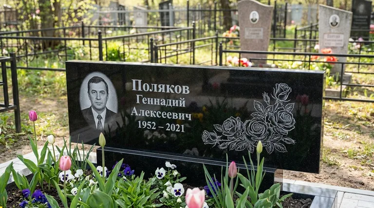 Памятник с гравировкой роз — выполненная работа «Поляков» в Саратове