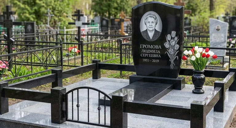 Памятник с гравировкой тюльпанов — выполненная работа «Громова» в Саратове