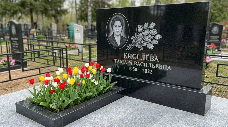 Памятник с гравировкой тюльпанов — выполненная работа «Киселёва» в Саратове
