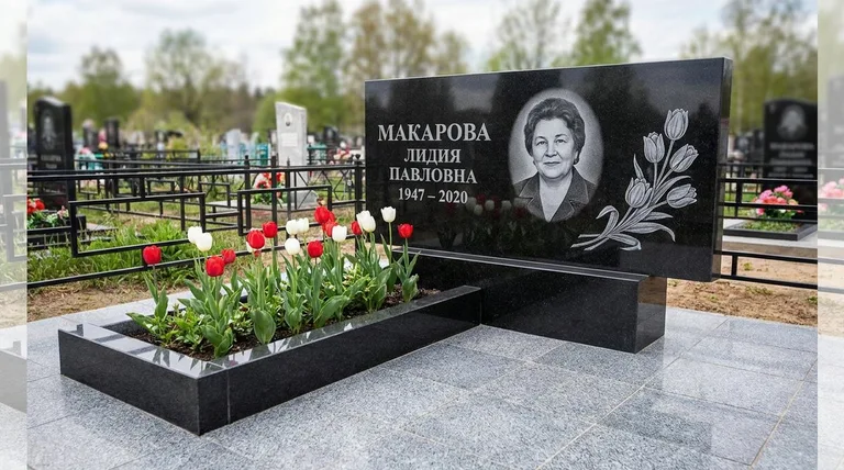 Памятник с гравировкой тюльпанов — выполненная работа «Макарова» в Саратове