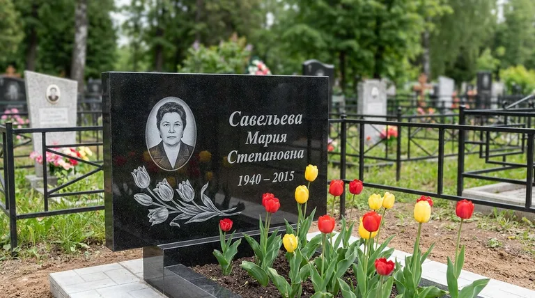 Памятник с гравировкой тюльпанов — выполненная работа «Савельева» в Саратове