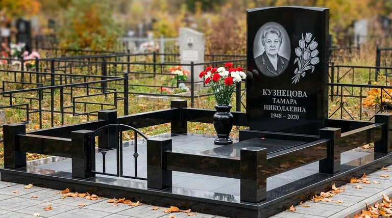Памятник с гравировкой тюльпанов — выполненная работа «Кузнецова» в Саратове