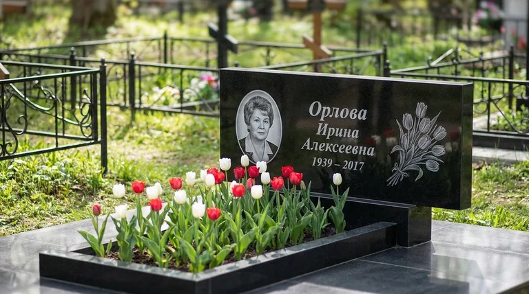 Памятник с гравировкой тюльпанов — выполненная работа «Орлова» в Саратове