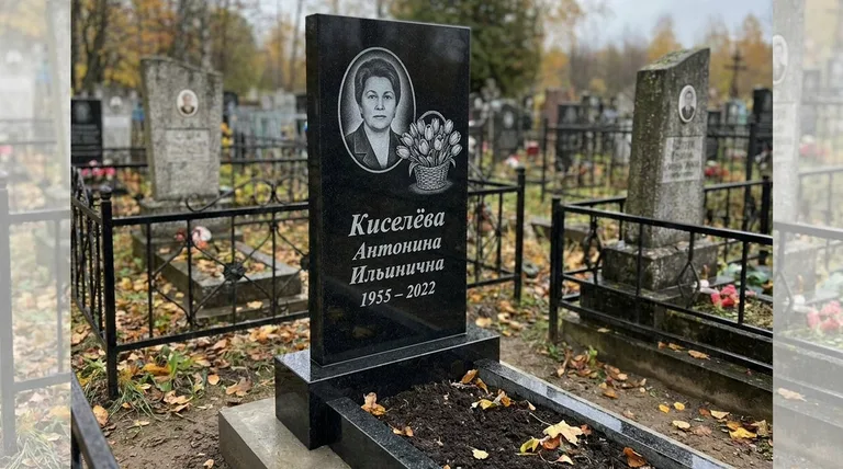 Памятник с гравировкой тюльпанов — выполненная работа «Киселёва» в Саратове