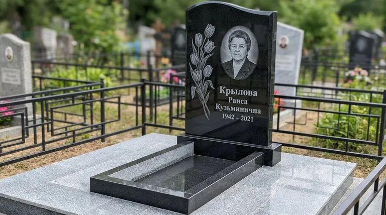Памятник с гравировкой тюльпанов — выполненная работа «Крылова» в Саратове