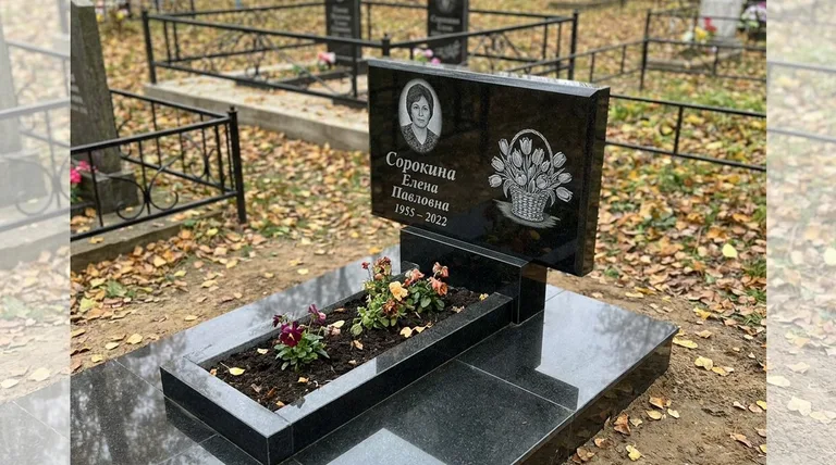 Памятник с гравировкой тюльпанов — выполненная работа «Сорокина» в Саратове