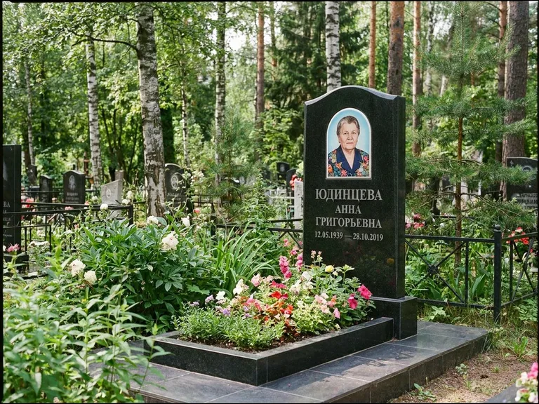 Овальный портрет на памятнике весной в Саратове