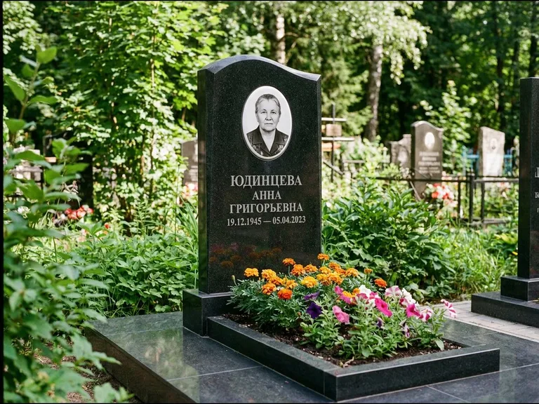 Овальный портрет на сером граните — работа «Юдинцева» в Саратове