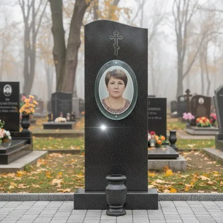 Овальный портрет на стекле 240×300 мм на памятнике в Саратове