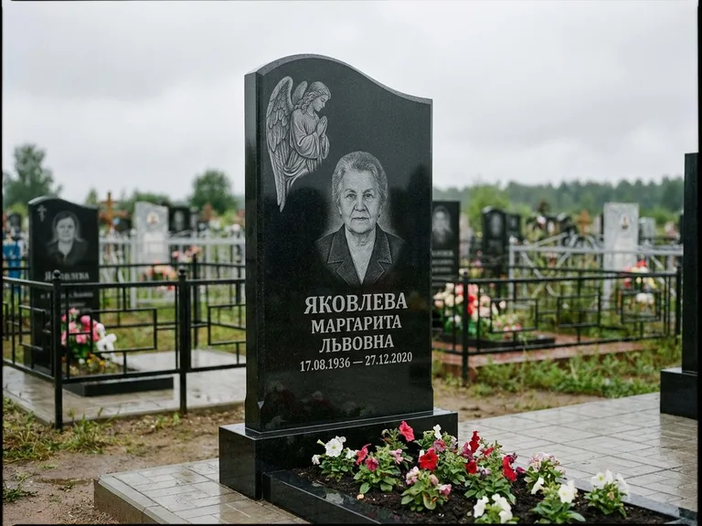 Памятник с гравировкой ангела — гравировка молящегося ангела в верхней части стелы, работа «Яковлева» в Саратове