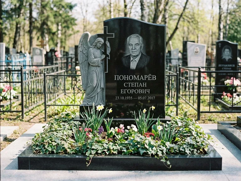 Памятник с гравировкой ангела — гравировка ангела с крестом рядом с эпитафией, работа «Пономарёв» в Саратове