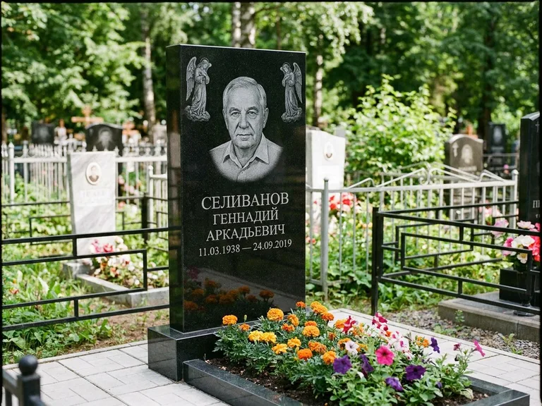 Памятник с гравировкой ангела — гравировка двух ангелов по сторонам портрета, работа «Селиванов» в Саратове