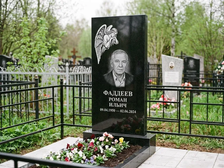 Памятник с гравировкой ангела — белая гравировка скорбящего ангела над портретом, работа «Фаддеев» в Саратове