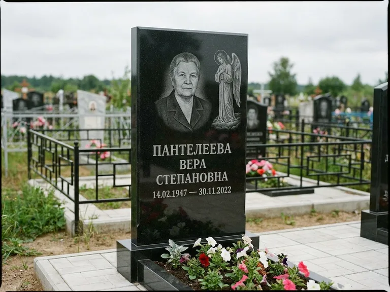 Памятник с гравировкой ангела — гравировка ангела-хранителя сбоку от портрета, работа «Пантелеева» в Саратове