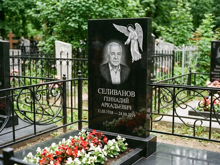 Памятник с гравировкой ангела — белая гравировка скорбящего ангела над портретом, работа «Селиванов» в Саратове