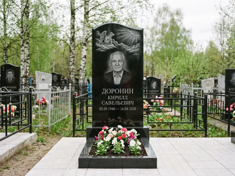 Памятник с гравировкой ангела — гравировка ангела в облаках с лучами над портретом, работа «Доронин» в Саратове