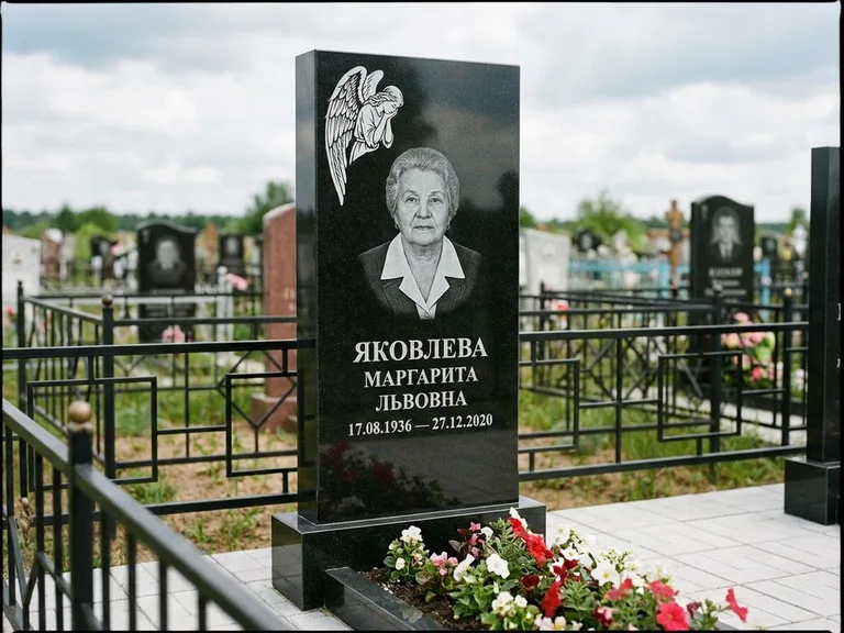 Памятник с гравировкой ангела — белая гравировка скорбящего ангела над портретом, работа «Яковлева» в Саратове
