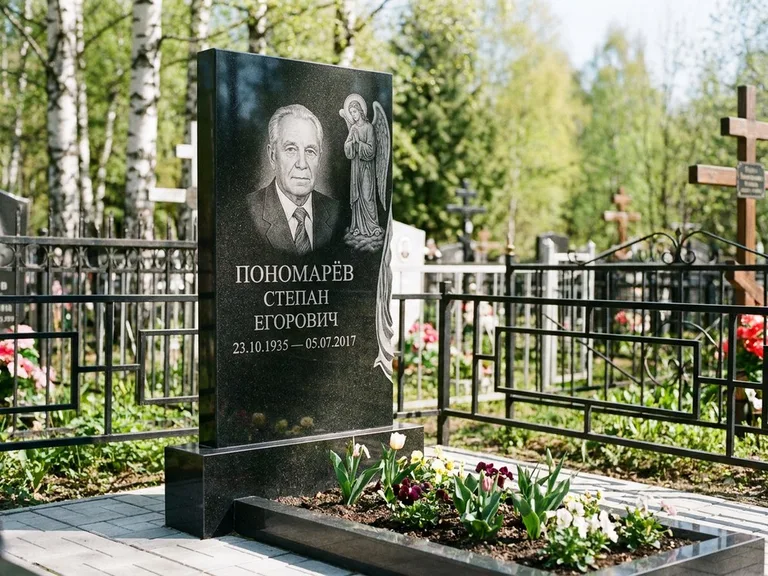 Памятник с гравировкой ангела — гравировка ангела-хранителя сбоку от портрета, работа «Пономарёв» в Саратове