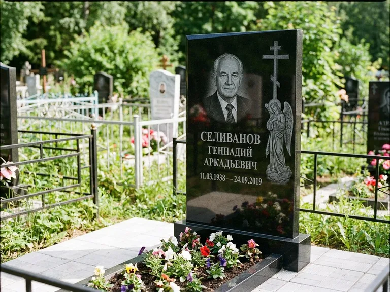 Памятник с гравировкой ангела — гравировка ангела с крестом рядом с эпитафией, работа «Селиванов» в Саратове