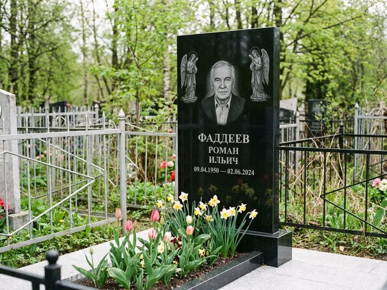 Памятник с гравировкой ангела — гравировка двух ангелов по сторонам портрета, работа «Фаддеев» в Саратове