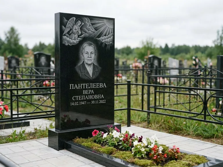 Памятник с гравировкой ангела — гравировка ангела в облаках с лучами над портретом, работа «Пантелеева» в Саратове