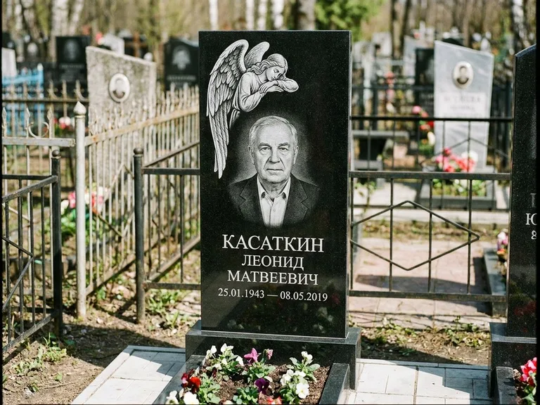 Памятник с гравировкой ангела — белая гравировка скорбящего ангела над портретом, работа «Касаткин» в Саратове