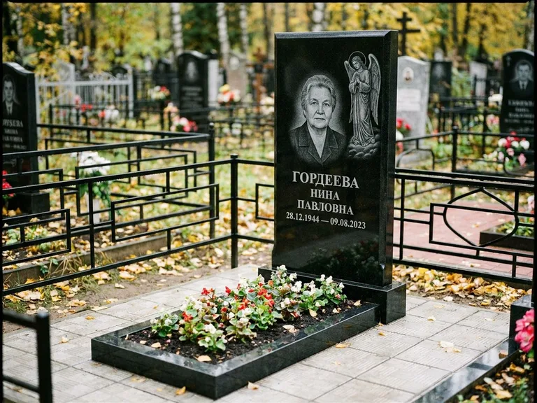 Памятник с гравировкой ангела — гравировка ангела-хранителя сбоку от портрета, работа «Гордеева» в Саратове