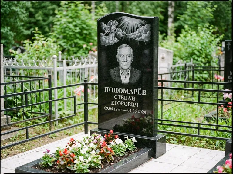 Памятник с гравировкой ангела — гравировка ангела-хранителя сбоку от портрета, работа «Лобанова» в Саратове