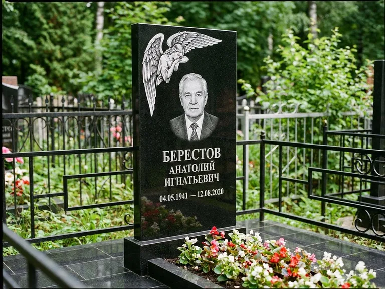 Памятник с гравировкой ангела — гравировка молящегося ангела в верхней части стелы, работа «Свиридов» в Саратове