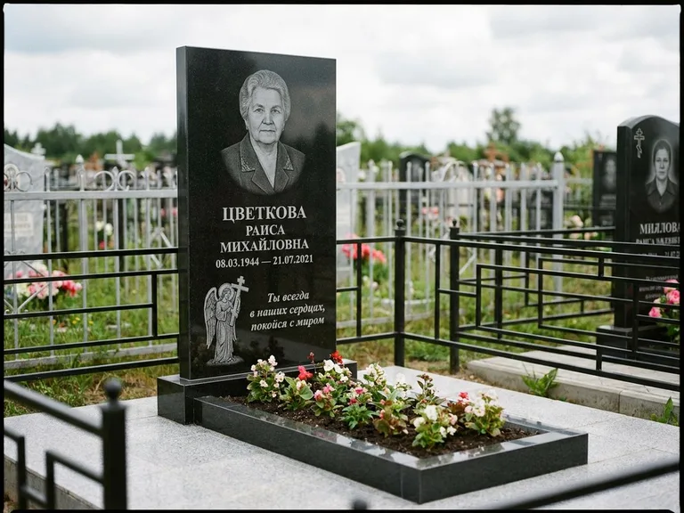 Памятник с гравировкой ангела — гравировка двух ангелов по сторонам портрета, работа «Яковлева» в Саратове