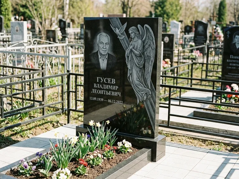 Памятник с гравировкой ангела — гравировка ангела в облаках с лучами над портретом, работа «Пономарёв» в Саратове