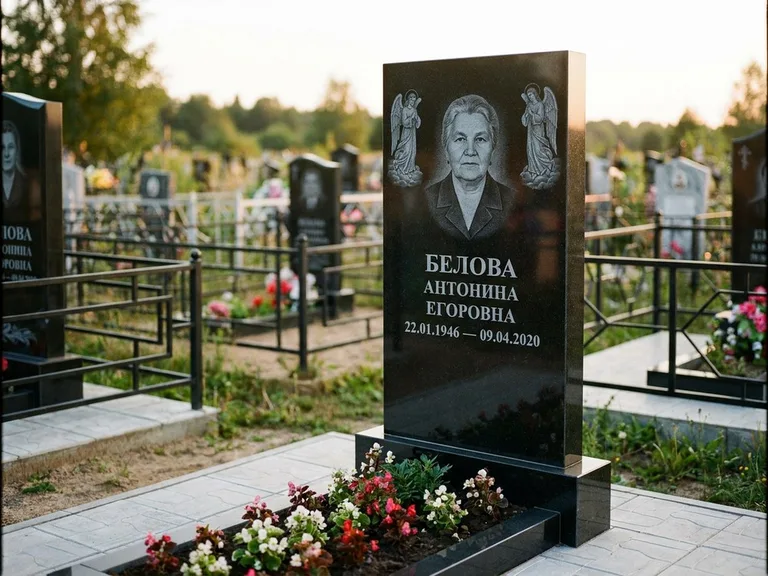Памятник с гравировкой ангела — белая гравировка скорбящего ангела над портретом, работа «Журавлёва» в Саратове