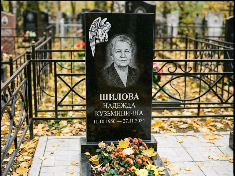 Памятник с гравировкой ангела — гравировка молящегося ангела в верхней части стелы, работа «Гордеева» в Саратове